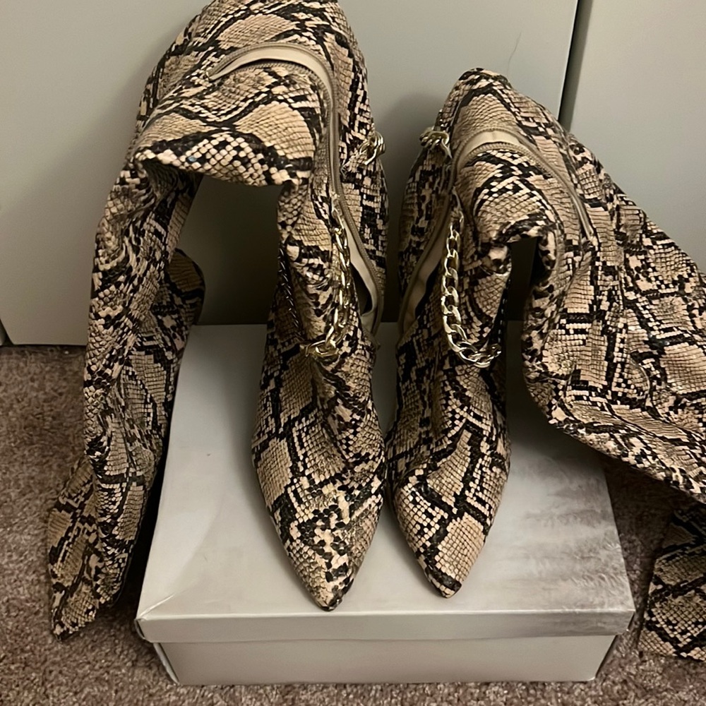 Right high snake skin boots worn once women’s size 10